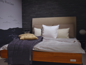 Carpe Diem Hallsö Wallnut m/gavl | Udstillingsseng