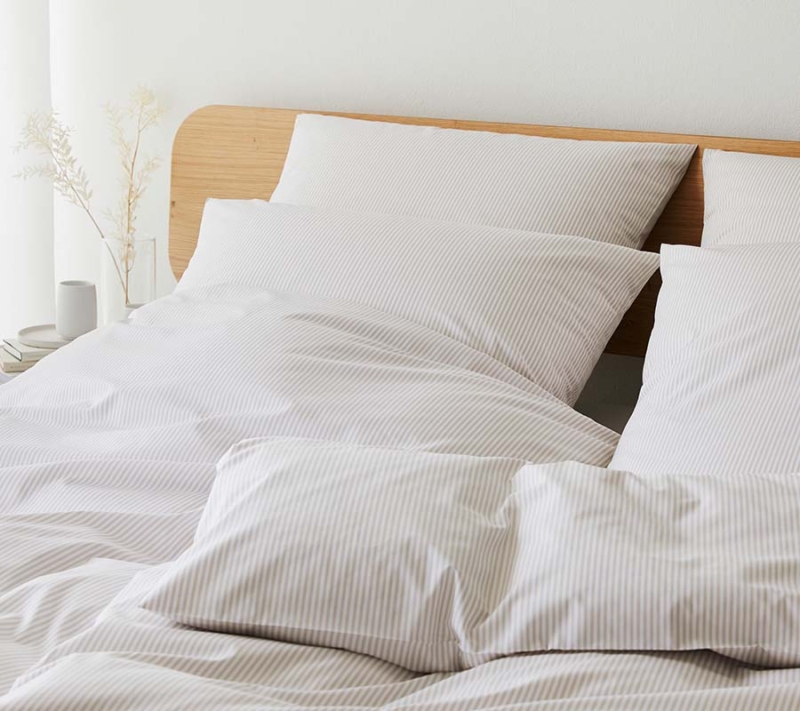 Elegante stribet sengetøj sand og hvid miljøbillede